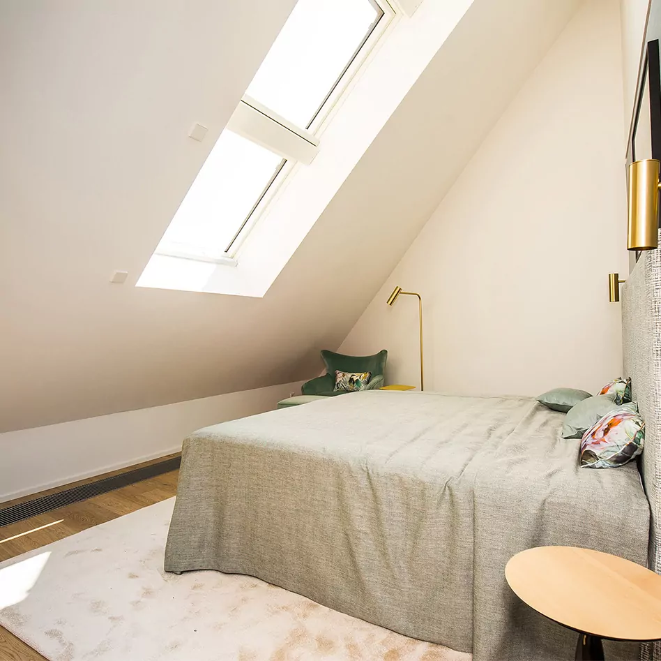 FAKRO White Acrylic Electrically Operated Centre Pivot Roof Window (FTP-V Z-Wave) - Image 4