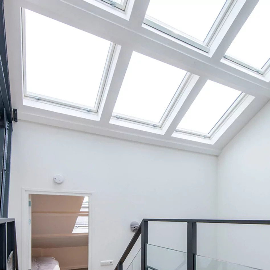 FAKRO White Acrylic Electrically Operated Centre Pivot Roof Window (FTP-V Z-Wave) - Image 3